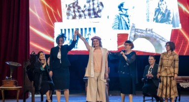 Başkan Mutlu öncü kadınların anıldığı gösteride sahne aldı