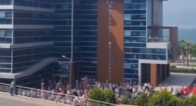 Bayraklı Belediyesi'nde işçilerden kamyonlu eylem