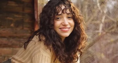 Dantel geceliğini giyip kayda girdi. Zeynep Bastık'ın o pozları sosyal medyanın gündemine oturdu