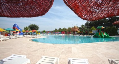 Karabağlar'da Aqua Yaşam Yüzme Havuzu açıldı