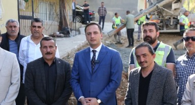 Merkez Mahallesi’nde beton yol hamlesi