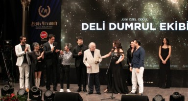 Sanatseverler, Bedia Muvahhit Tiyatro Ödülleri töreninde buluştu
