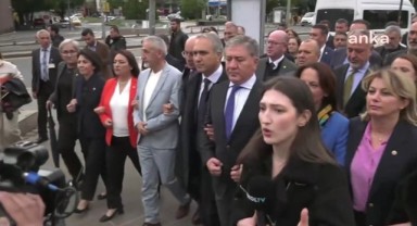 'Yeni müfredat' protestosu: CHP'li vekiller Milli Eğitim Bakanlığı'na yürüdü