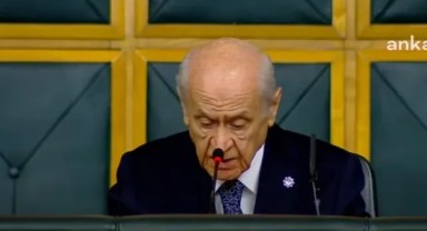 Bahçeli'ye ne oluyor? Partisinin toplantısı 15 dakika geç başladı, ilk kez oturarak konuştu!