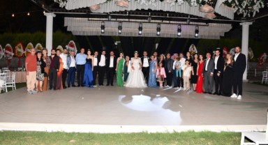 Bergama'da iş ve siyaset dünyası bir arada: İbrahim Yerlikaya ve Buse Uyarer dünya evine girdi