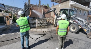 Konak’ta tehlike saçan metruk binalar yıkılıyor