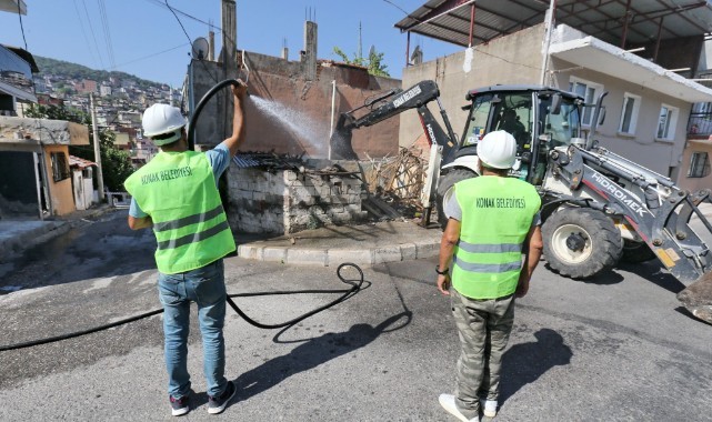 Konak’ta tehlike saçan metruk binalar yıkılıyor