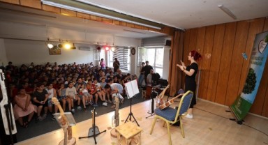 Minik çevreciler geri dönüşüm müzik aletlerinin hikayesini dinledi
