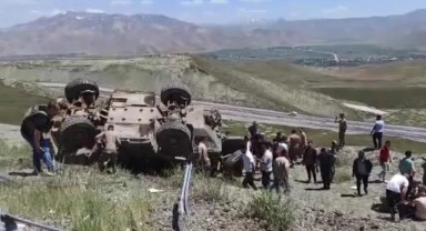 Zırhlı askeri araç şarampole devrildi! Yaralı askerler var