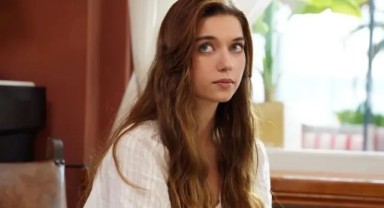 Afra Saraçoğlu, kendisini terk eden babasını affetti. 