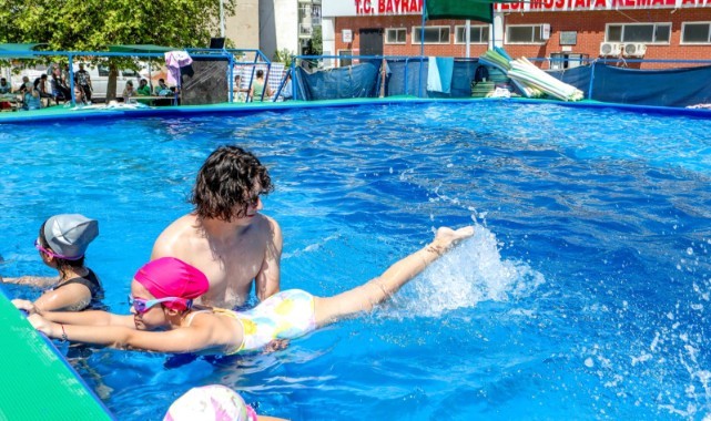 Bayraklı Belediyesinin yüzme kursuna büyük ilgi