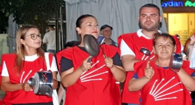 Çeşme'de, tencere tavalı 'Geçinemiyoruz' eylemi