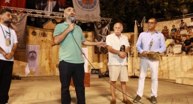 Efes Selçuk’taki tiyatro buluşmasında Gazeteci Saymaz’a ödül