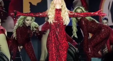 Hadise kapalı giyindi 'Kapalıyım ama yine seksiyim' dedi. Sahne şovu Harbiye'yi salladı