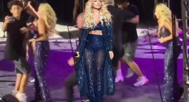 Hadise konserinde korku dolu anlar! Arbedede omzundan darbe aldı
