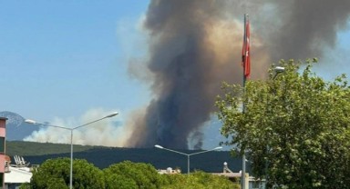 İzmir'deki Orman Yangını 2'nci Gününde: Evler Tahliye Edildi, Müdahale Sürüyor