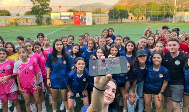 İzmir’in futbolcu kızları geleceğe umut oldu