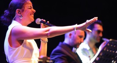 İzmir’in ünlü solistleri çim konserlerinde buluştu
