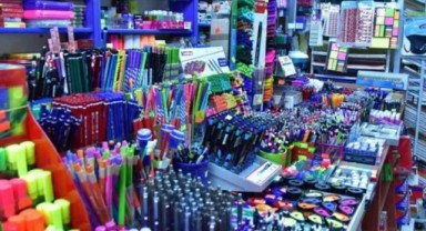 Kırtasiye ürünlerine çok büyük zam yapıldı. Okulların açılışı yaklaştı, geçtiğimiz yıl çantalar 1000 liraya doluyordu, bu yıl sadece çanta 1000 lira oldu!