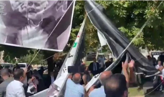 Skandal! 30 Ağustos töreninde Haniye posteri açtılar, vatandaşlar indirdi