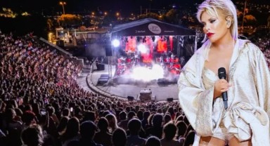 Ajda Pekkan'a İzmir'de Hayranlarından Büyük Şok! Yuhalayıp, Bir Bir Terk Ettiler