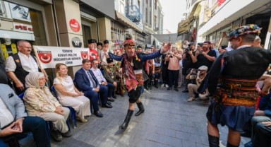 Başkan Tugay 74 yıldır yapılan Efe-Zeybek buluşmasına katıldı