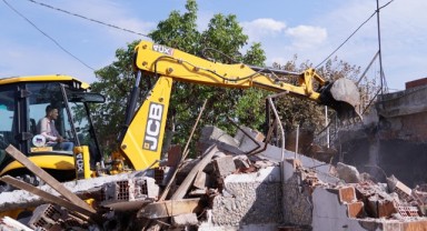 Kemalpaşa'da metruk binalar yıkılıyor