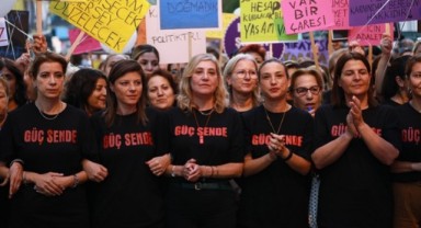 Kırık Saçlar Özgürlüğe Efes Selçuk Sokaklarında Yürüdü