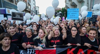 Kırık Saçlar Torbalı'da Sokakları İnletti