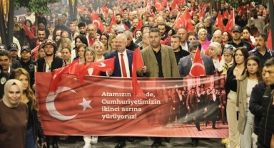 Menemen'de Binler, Cumhuriyet Aşkıyla Yürüdü