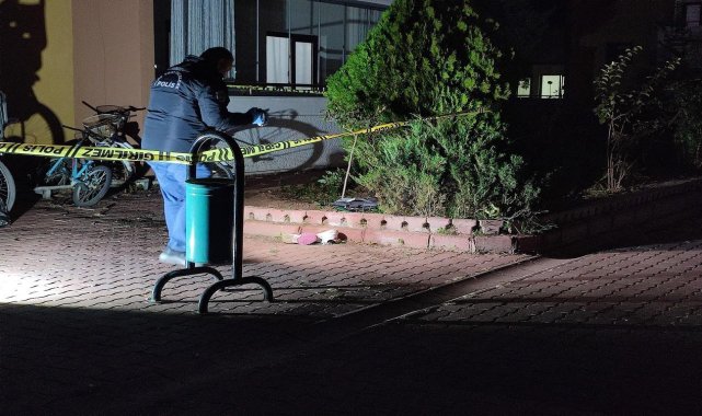 Öğretmen koca, ayrı yaşadığı öğretmen eşini bıçakla öldürdü