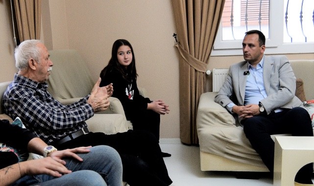 Bornova’da Başkan Eşki’den samimi ev ziyareti