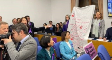 CHP'li Vekillerden Aile Bakanı'na Kefenli 'Kadın' Protestosu