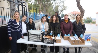 Güzelbahçe Belediyesi'nden öğrencilere süt ve pohaça