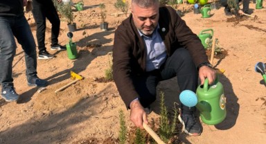 İYİ Parti Bayraklı İlçe Teşkilatı, Yamanlar Dağı'nda Ağaçlandırma Çalışmasına Katıldı
