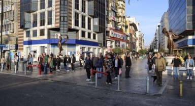 Karşıyaka’da hayat durdu; kalpler Atatürk için attı!