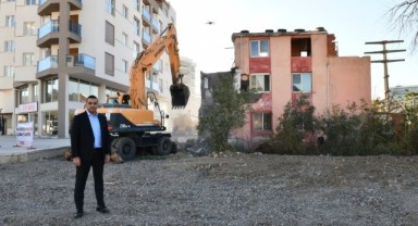Metruk Binaların Yıkımı ile Çiğli'de Trafik Rahatlıyor