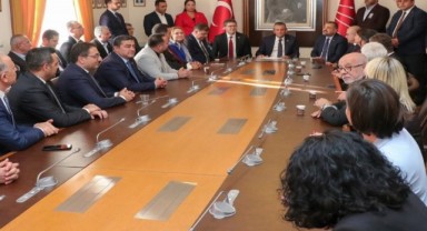 Özel İzmir heyetiyle buluştu: Destek mesajı verdi