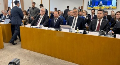 ‘Sırıtmaya gelmişsin, istifa etmen için daha ne gerekiyor’