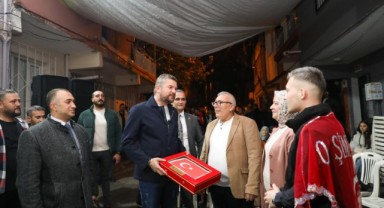 Başkan Görkem Duman’dan asker gence bayrak sürprizi