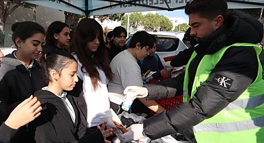 Başkan Kırgöz'den öğrencilere simit ve ayran ikramı