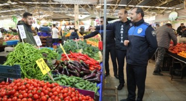 Bayraklı zabıtasından pazar yeri denetimi