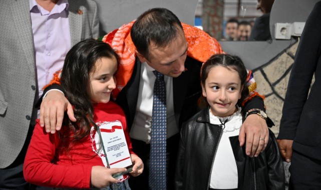 Bornova’da muhtarlardan Başkan Eşki’ye teşekkür plaketi