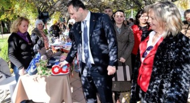 Bornova’da yılbaşı ruhu el emeği ürünlerle canlanıyor