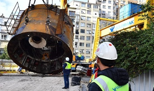 Dev makinenin kalan parçaları da taşınıyor