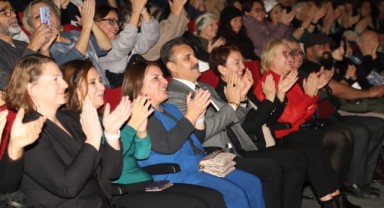 Dikili Belediyesi Tiyatro Topluluğu ilk oyunuyla perdeyi açtı