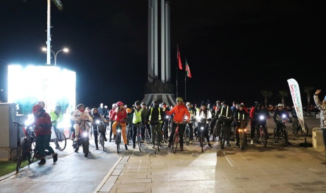Karşıyakalı bisiklet tutkunları gece sürüşünde buluştu