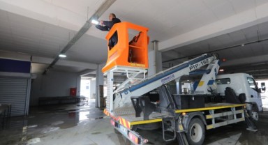 Bayraklı’nın pazar yerlerinde aydınlatma çalışması