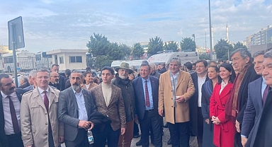 İzmir'den İmamoğlu'na destek: Çağlayan Adliyesi'ne gittiler