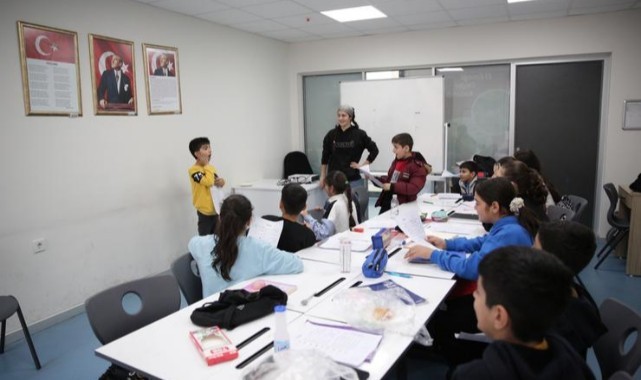 Konaklı çocuklar İngilizce Konuşma Kulübü ile dil becerilerini geliştiriyor